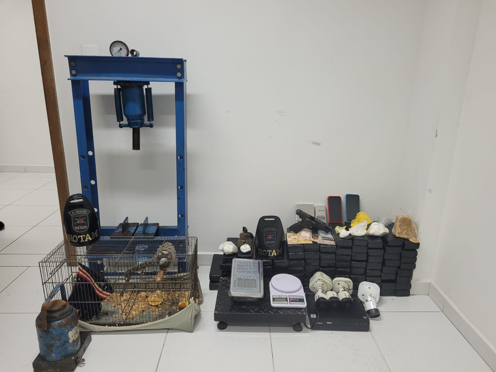 ​POLÍCIA MILITAR APREENDE MAIS DE 50 KG DE DROGAS E UMA PISTOLA CAL. 9 MM EM PARANAGUÁ