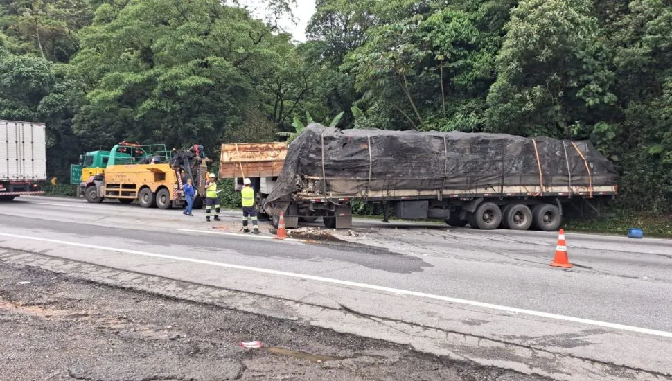 Acidente com três caminhões interdita parcialmente a BR-376 em Guaratuba