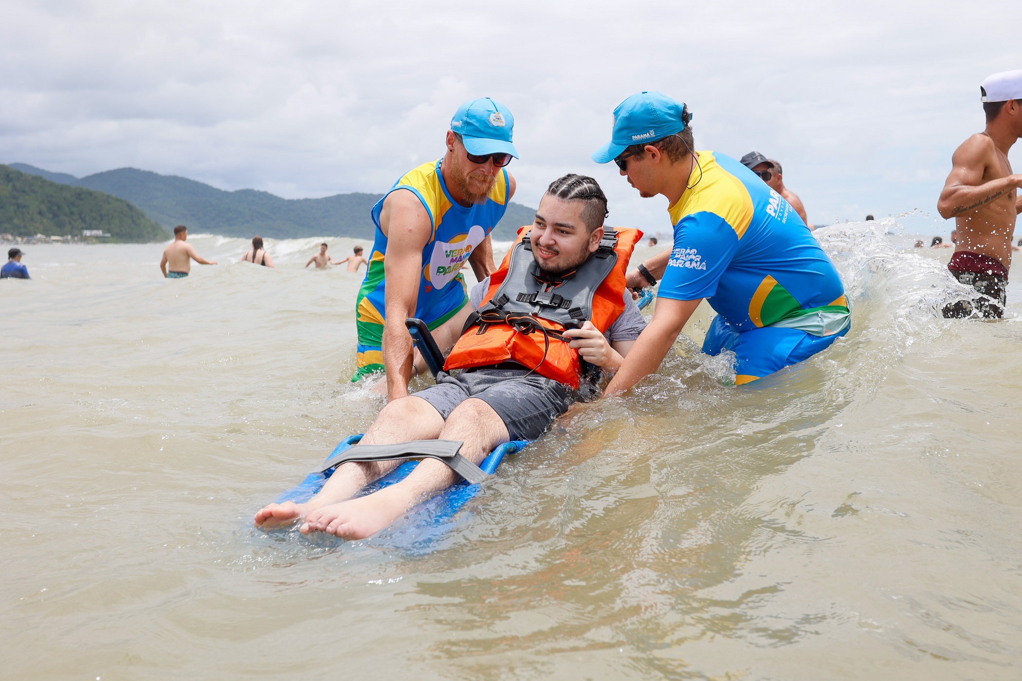 ​Cadeiras anfíbias garantem acessibilidade ao mar no Litoral paranaense
