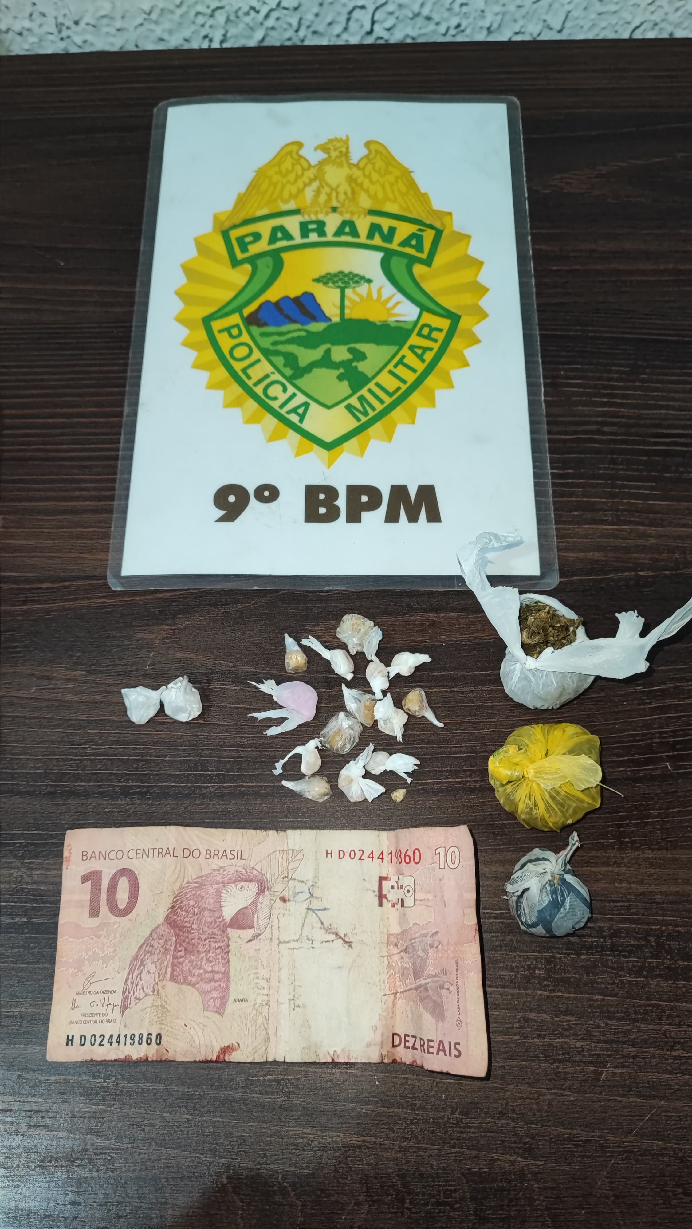 AÇÃO POLICIAL COM APOIO DE CÃO FAREJADOR RESULTA NA PRISÃO DE TRÊS SUSPEITOS E APREENSÃO DE DROGAS EM GUARATUBA