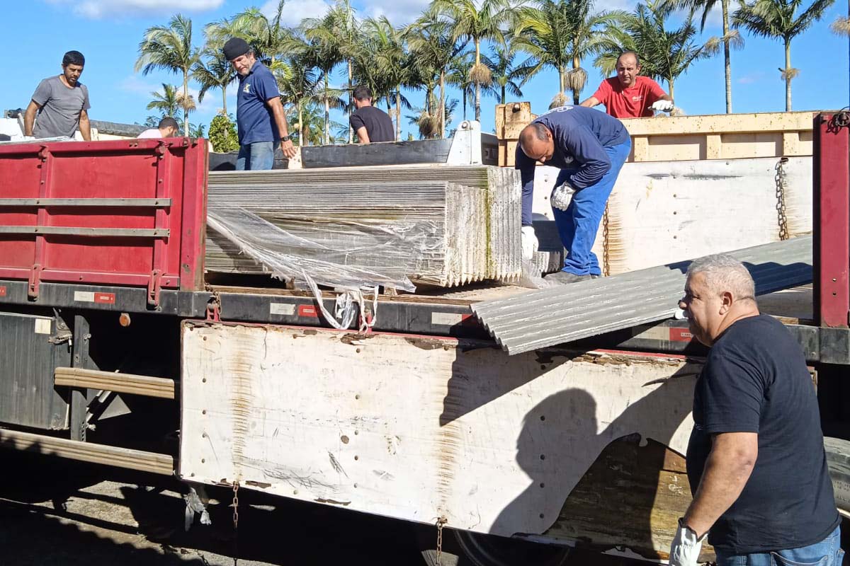 Defesa Civil distribui telhas para ajudar atingidos pelos ventos em Guaratuba