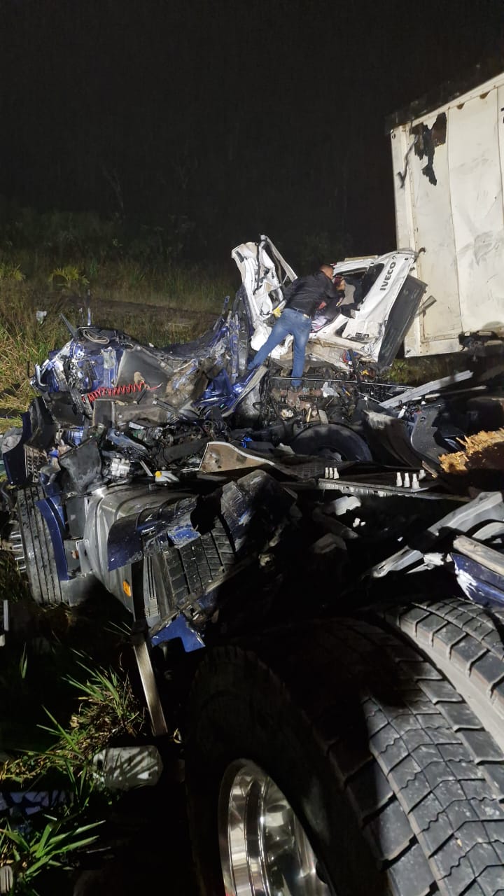 ​Colisão entre caminhões deixa feridos na SC-416, entre Garuva e Itapoá