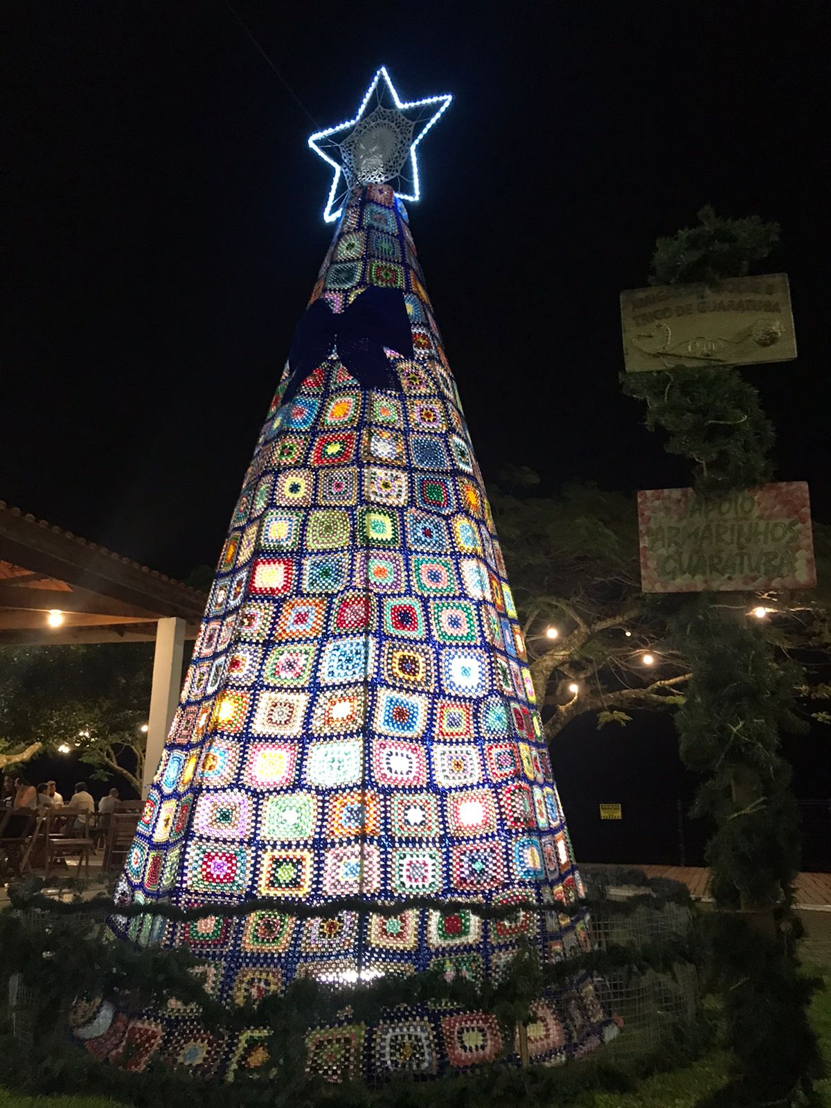 Árvore de crochê mais um ano encanta o natal em Guaratuba