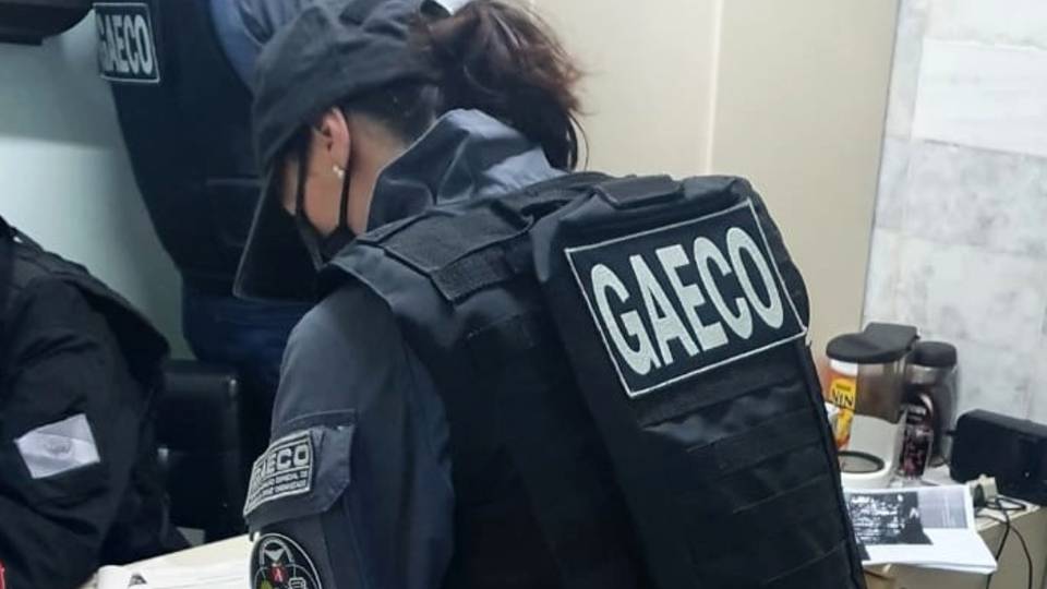 Gaeco cumpre mandados de busca e apreensão e prende em flagrante dois policiais militares em Guaratuba por posse ilegal de armas e munições