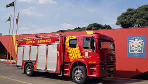 ​Bombeiros são acionados para verificar veículo com fumaça e homem dormindo
