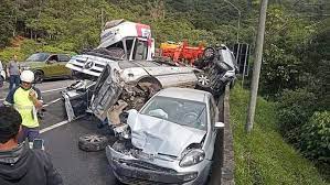 Engavetamento com caminhão e 14 carros interdita BR-376, em Guaratuba