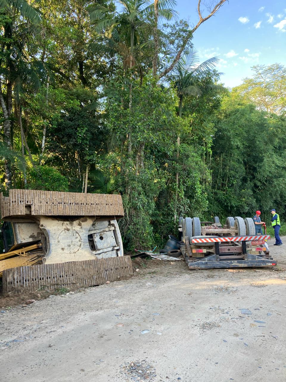 Tragédia na zona rural: caminhão tomba com retro escavadeira e causa um óbito
