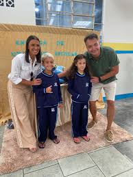 "Entrega de Uniformes Escolares em Guaratuba: Sucesso Garantido com a Liderança Excepcional da Secretária de Educação Fernanda Monteiro!"