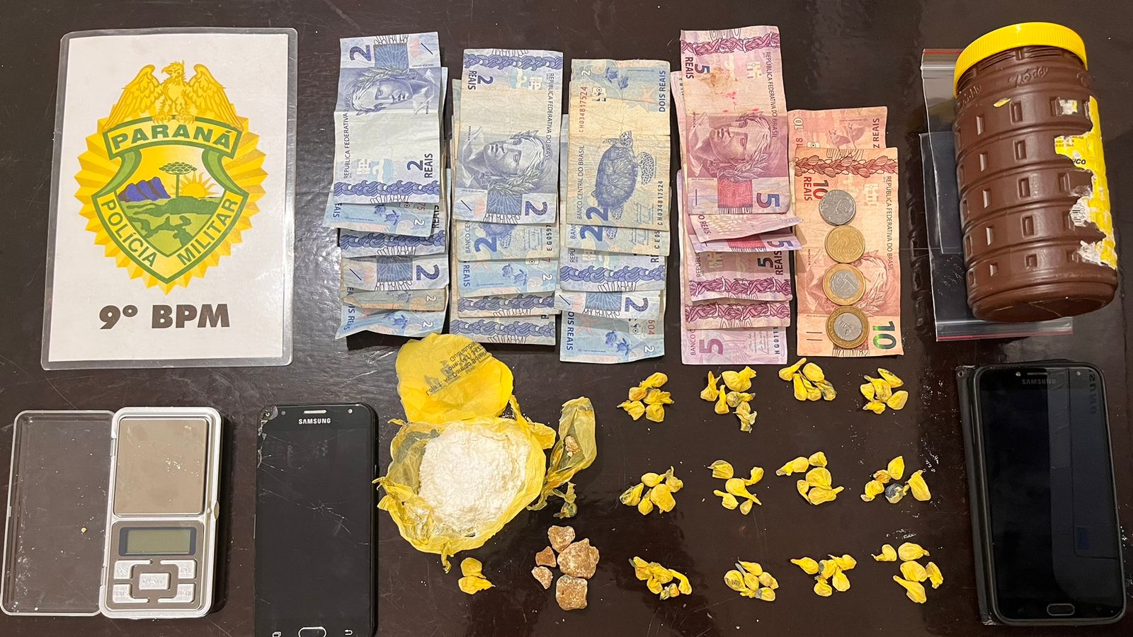 ​EQUIPE DE PATRULHAMENTO EM COROADOS DETÉM CASAL E APREENDE DROGAS E DINHEIRO