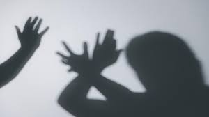 Homem Embriagado Agride Mulher em Via Pública no Bairro Piçarras: PM Atende Ocorrência de Violência Doméstica