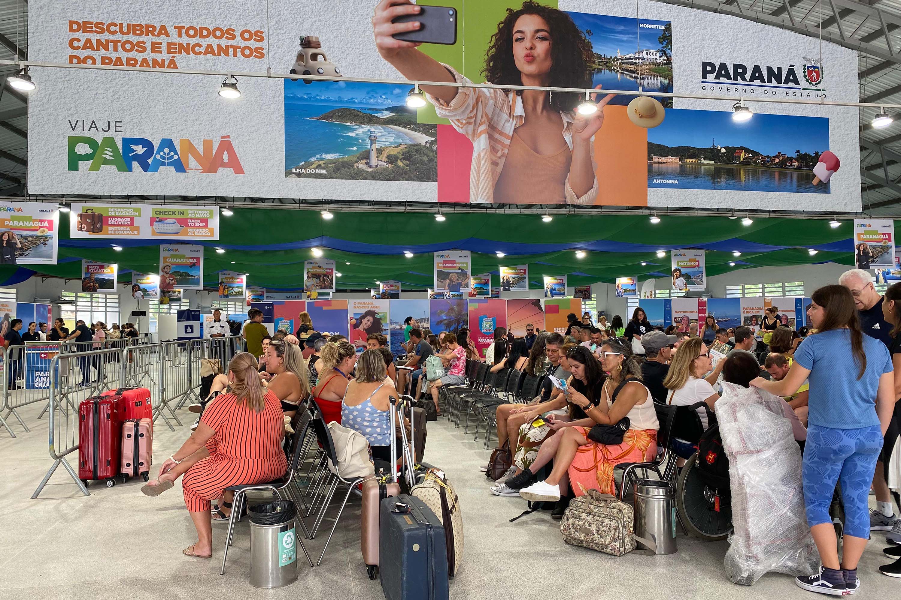 Nona parada do cruzeiro da MSC no Paraná leva centenas de turistas para a Ilha do Mel
