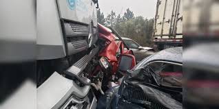 Pelo menos seis pessoas morreram em um terrível acidente envolvendo carros e caminhões na BR-277