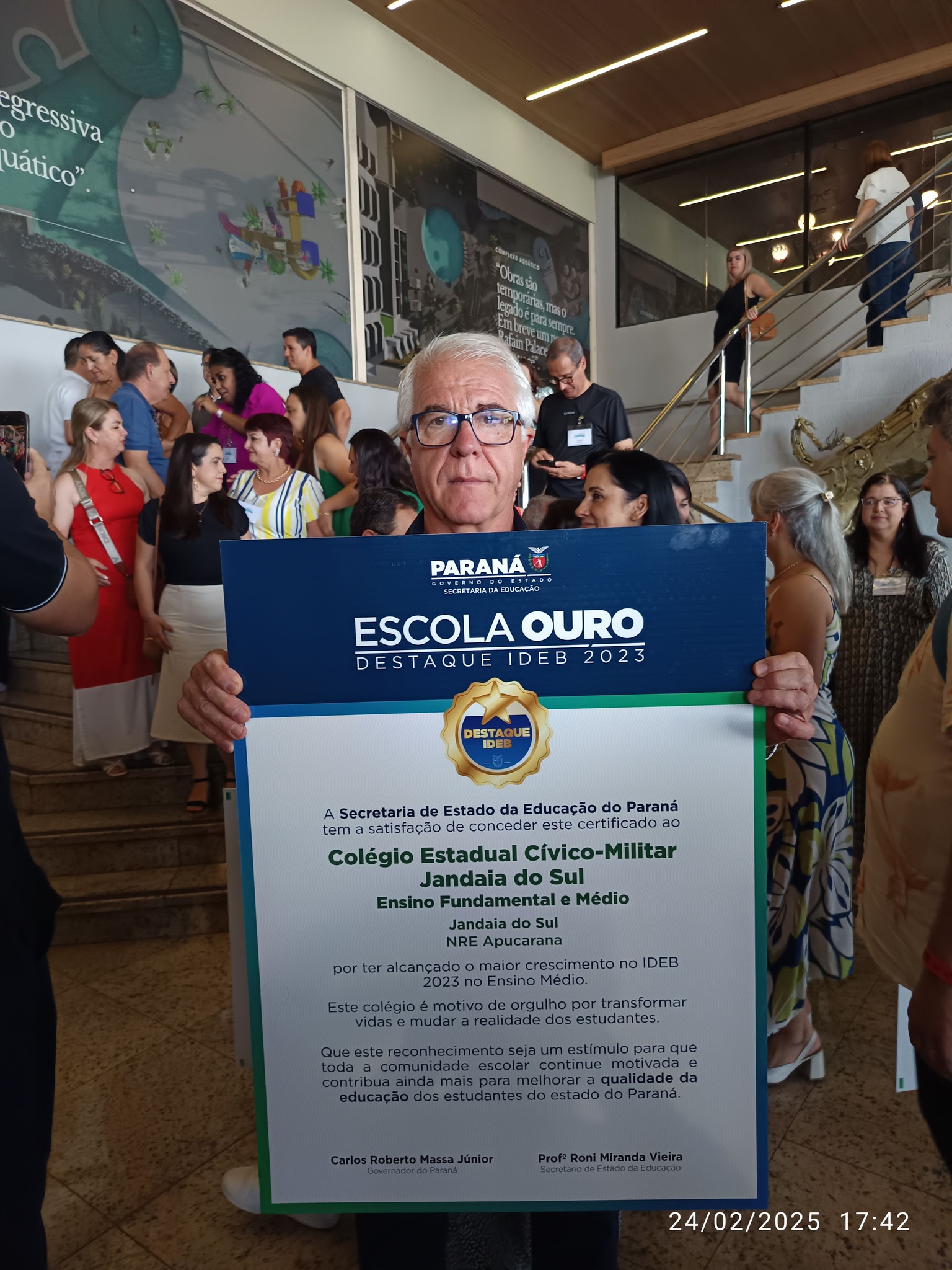 ​Colégio Estadual Cívico-Militar de Jandaia do Sul Recebe Prêmio por Excelência em Seminário de Diretores