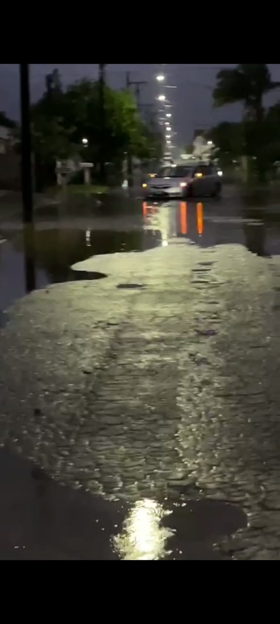 No sábado, dia 20, Guaratuba acumulou um total de 107 mm de precipitação, O forte temporal deixou ruas da cidade alagadas